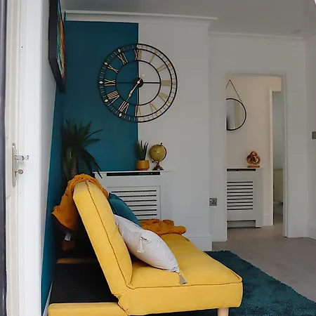 Stunning 3 Bedroom With Patio And Back Garden